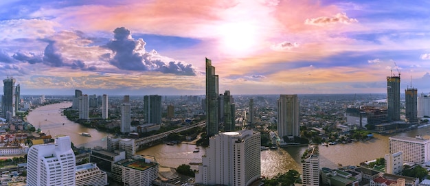 Panoramisch stadsbeeld van Bangkok in de avond bekijken van Taksin-brug over de Chao Phraya-rivier en wolkenkrabbers langs de rivier, Thailand