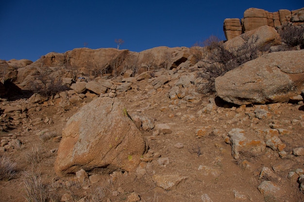 Panoramisch uitzicht Baga Gazriin chuluu, Mongools, rotsformatie en gestapelde stenen in nationaal park Mongolië