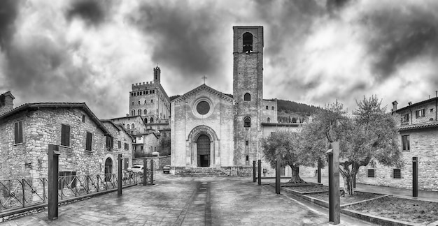 Panoramisch uitzicht met de gevel van de kerk van St. Johannes de Doper in Gubbio Umbrië, Midden-Italië