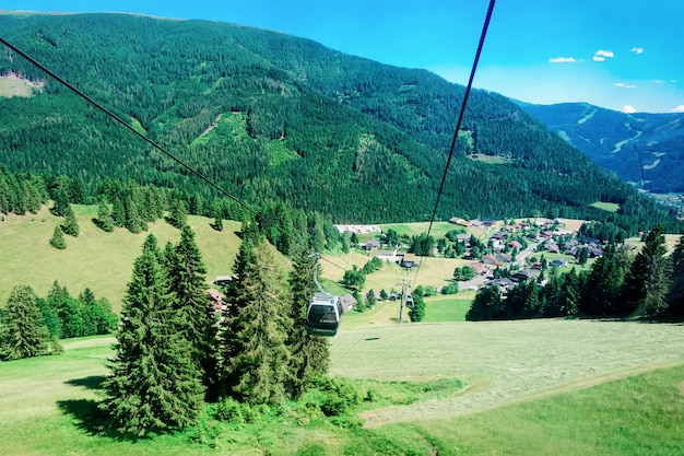 Panoramisch uitzicht met kabelbanen in bergen en blauwe lucht in Bad Kleinkirchheim, Karinthië van Oostenrijk. Oostenrijkse heuvels en groene valleien. Natuur buiten landschap. Reizen en toerisme in de zomer.