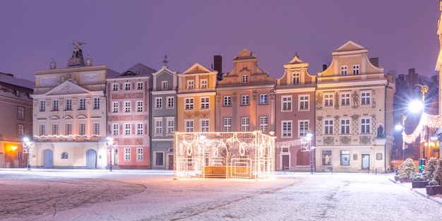 Panoramisch uitzicht met kooplieden huizen en versierde fontein op het oude marktplein in de oude stad bij kerstnacht, Poznan