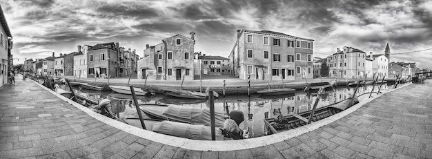 Panoramisch uitzicht met schilderachtige huizen langs het kanaal op het eiland Burano, Venetië, Italië. Het eiland is een populaire attractie voor toeristen vanwege de pittoreske architectuur