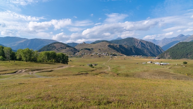 Panoramisch uitzicht naar het bergdorp Omalo in het natuurreservaat Tusheti. Georgië