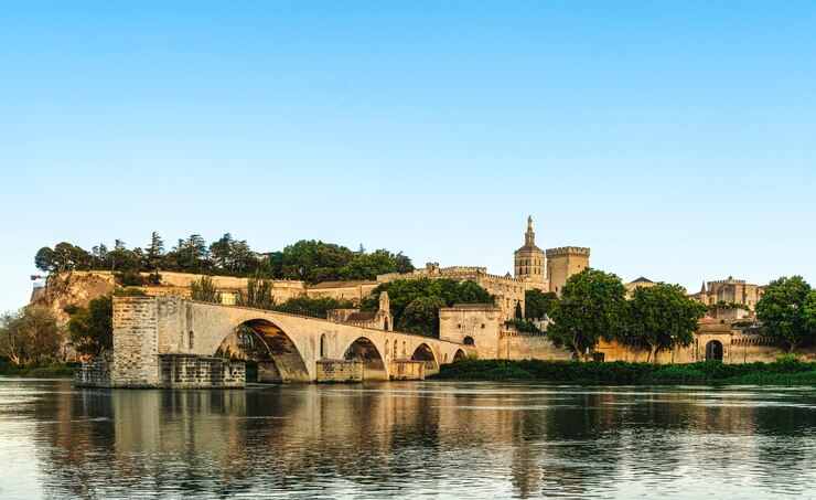 Panoramisch uitzicht op Avignon tijdens het gouden uur - uitzicht vanaf het fort en het pausenpaleis