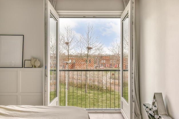 Panoramisch uitzicht op bakstenen gebouwen vanaf het balkon