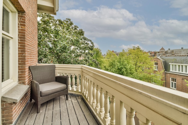 Panoramisch uitzicht op bakstenen gebouwen vanaf het balkon