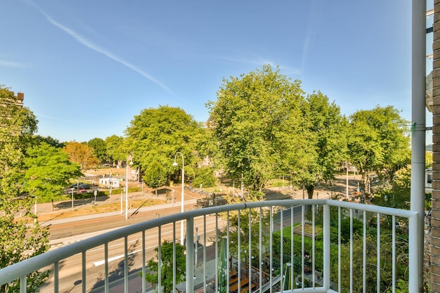 Panoramisch uitzicht op bakstenen gebouwen vanaf het balkon