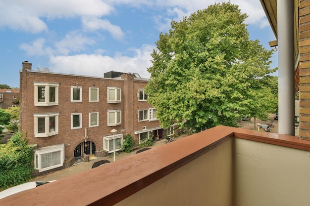 Panoramisch uitzicht op bakstenen gebouwen vanaf het balkon