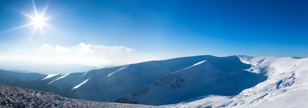 Panoramisch uitzicht op bergen bedekt met sneeuw op heldere ijzige winterdag