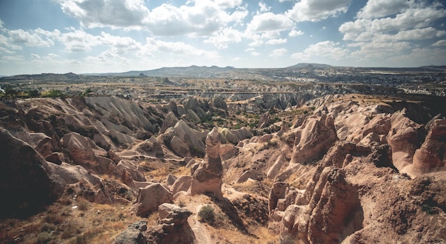 Panoramisch uitzicht op bergen onder de zon in Cappadocië, Turkije