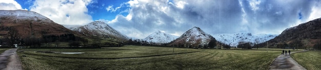 Foto panoramisch uitzicht op besneeuwde bergen tegen de hemel