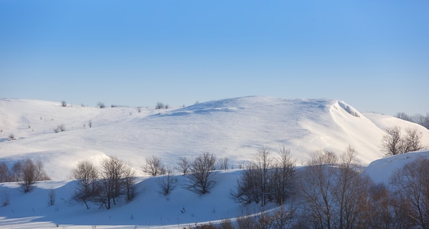 Panoramisch uitzicht op besneeuwde heuvels in centraal Rusland