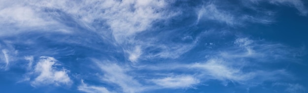 Panoramisch uitzicht op blauwe lucht met witte wolken