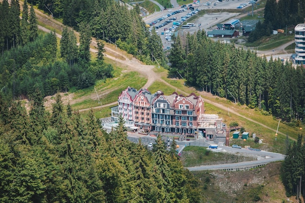 Panoramisch uitzicht op Boekovel in de Oekraïense Karpaten. kopieer ruimte