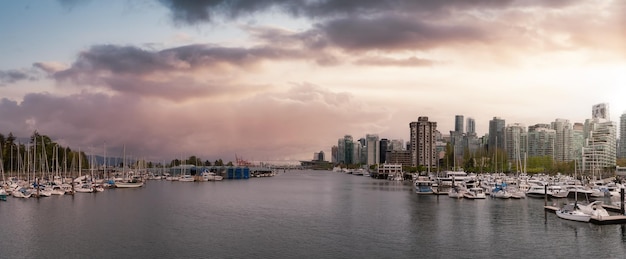 Panoramisch uitzicht op Coal Harbor Marina en Stanley Park