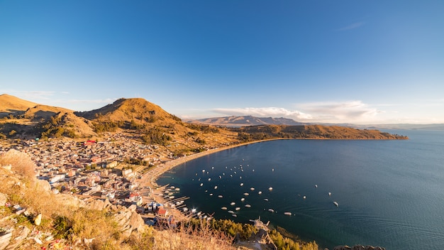 Panoramisch uitzicht op de baai van Copacabana op het Titicacameer vanaf de top