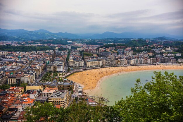 Panoramisch uitzicht op de baai van San Sebastian, de Atlantische Oceaan, het uitkijkpunt Monte Igueldo, Baskenland, Spanje