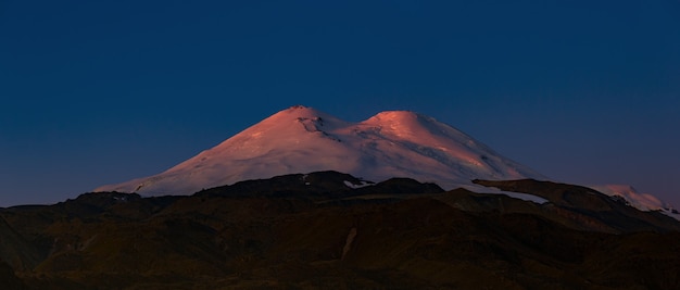 Panoramisch uitzicht op de berg Elbrus bij zonsopgang. Noord Kaukasus.