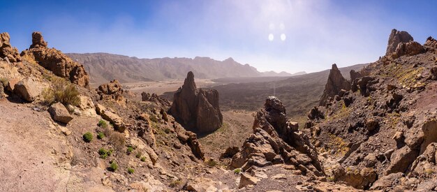 Panoramisch uitzicht op de berg van de kathedraal tussen Roques de Gracia en Roque Cinchado in het natuurgebied van Teide op de Canarische eilanden van Tenerife