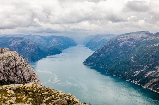 Panoramisch uitzicht op de bergen naar de lange smalle en blauwe Lysefjord Prekestolen wandelroute Forsand Rogaland, Noorwegen