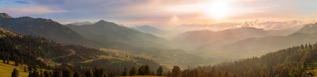 Panoramisch uitzicht op de bergen van de Kaukasus in Adzjarië, Georgië