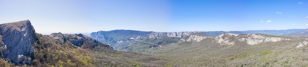 Panoramisch uitzicht op de bergen van de tempel van de zon tyshlar-rotsen op de krim