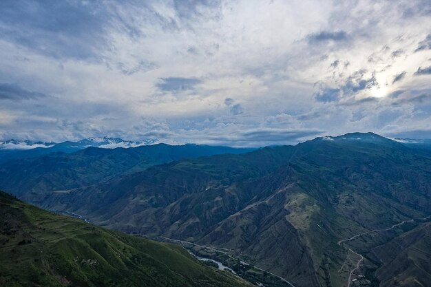 Panoramisch uitzicht op de bergen vanuit het eeuwenoude dorp Goor Russia Dagestan 2021