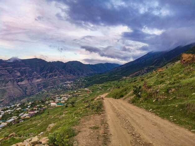 Panoramisch uitzicht op de bergen vanuit het eeuwenoude dorp Goor Russia Dagestan 2021