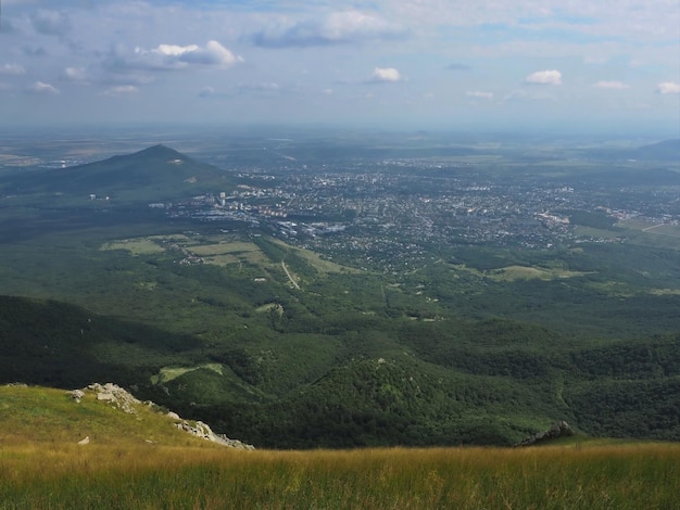 Panoramisch uitzicht op de berghellingen en het landschap vanaf de berg Beshtau. Pjatigorsk, Rusland.