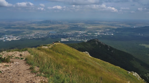 Panoramisch uitzicht op de berghellingen en het landschap vanaf de berg Beshtau. Pyatigorsk, Rusland.