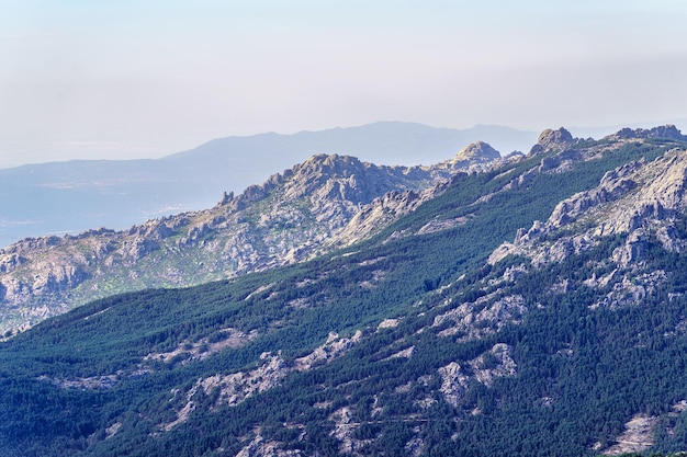 Panoramisch uitzicht op de bergketen gelaagd in de Gemeenschap van Madrid, Spanje