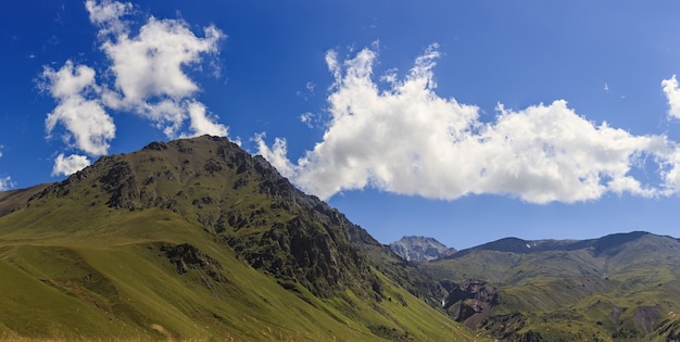 Panoramisch uitzicht op de bergketen in de Noord-Kaukasus in Rusland.