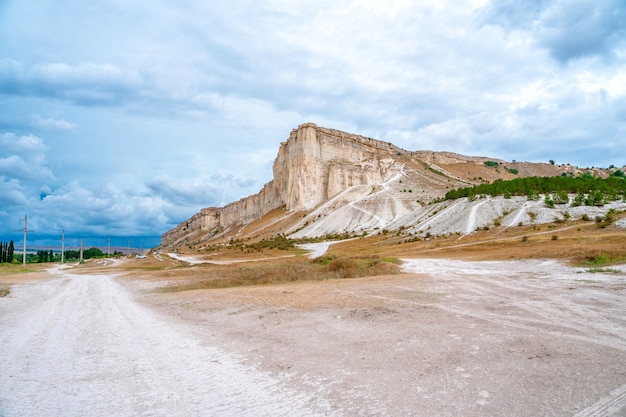 Panoramisch uitzicht op de beroemde witte rots in het prachtige landschap van de Krim voor ansichtkaarten