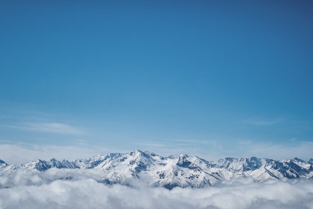 Panoramisch uitzicht op de besneeuwde bergketen