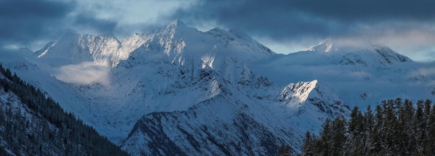 Panoramisch uitzicht op de besneeuwde toppen