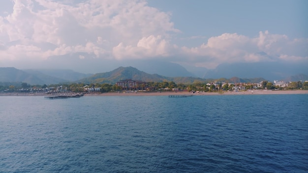 Panoramisch uitzicht op de blauwe zee Mooie wolken Fotografie Bergen op de achtergrond Zeegezicht