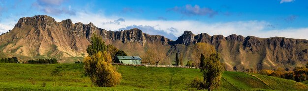 Panoramisch uitzicht op de dramatische bergrug die bekend staat als Te Mata Peak