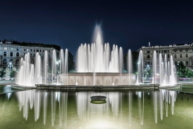 Foto panoramisch uitzicht op de fontein 's nachts