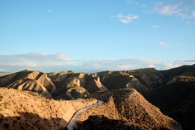 Foto panoramisch uitzicht op de geërodeerde bergen van de gorafe-woestijn in granada