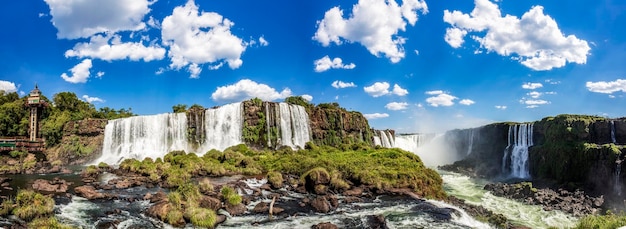 Panoramisch uitzicht op de grens van de Iguazu-watervallen tussen Brazilië en Argentinië
