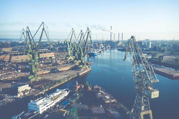 Panoramisch uitzicht op de haven tegen de lucht