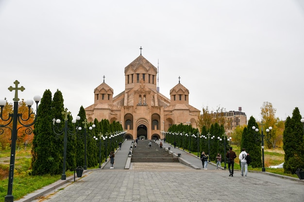 Panoramisch uitzicht op de kathedraal van St. Gregorius de Verlichter in Yerevan. Mensen beklimmen de trappen naar de kathedraal.