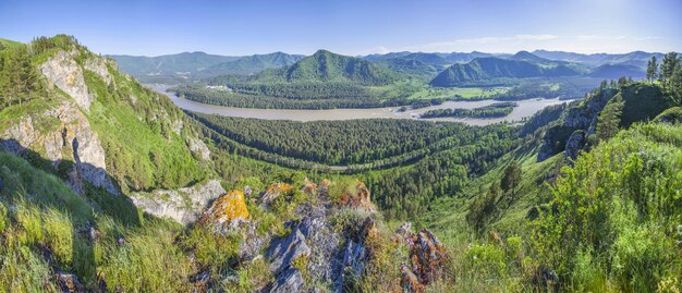 Panoramisch uitzicht op de Katun-riviervallei in het Altai-gebergte op een zomerdag