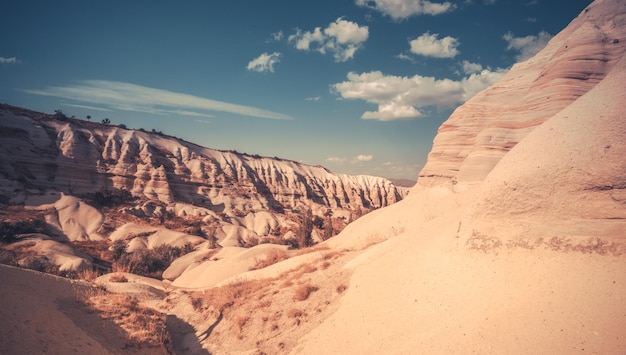 Panoramisch uitzicht op de kloof in Cappadocië onder zonlicht Turkije