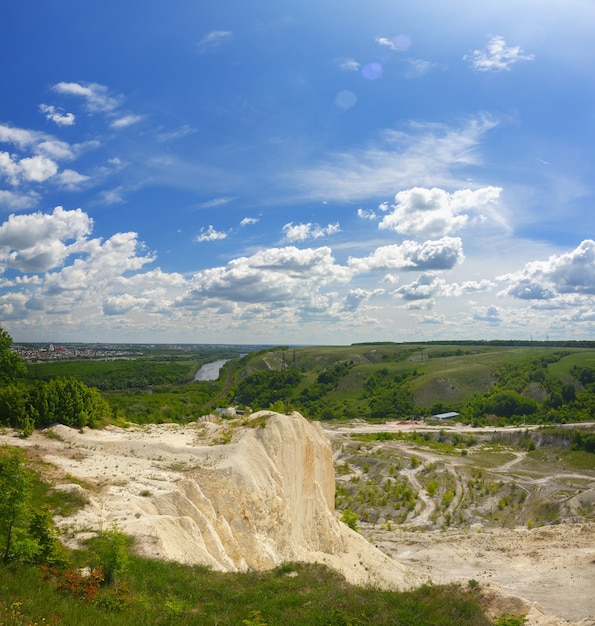 Panoramisch uitzicht op de krijtbergen.