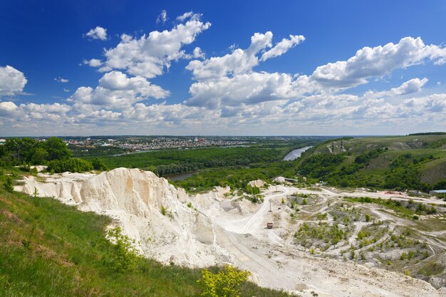 Panoramisch uitzicht op de krijtbergen.