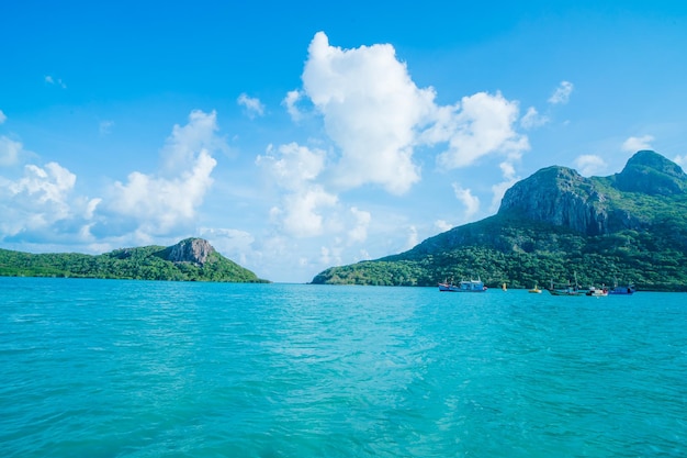 Foto panoramisch uitzicht op de kust van con dao van bovenaf met golvende kustlijn, heldere lucht en blauwe zee over de weg