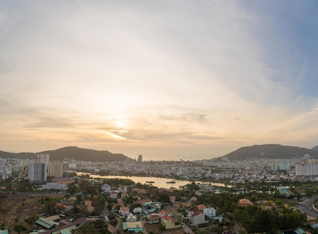 Panoramisch uitzicht op de kust van Vung Tau van bovenaf met golven kustlijn, straten kokospalmen