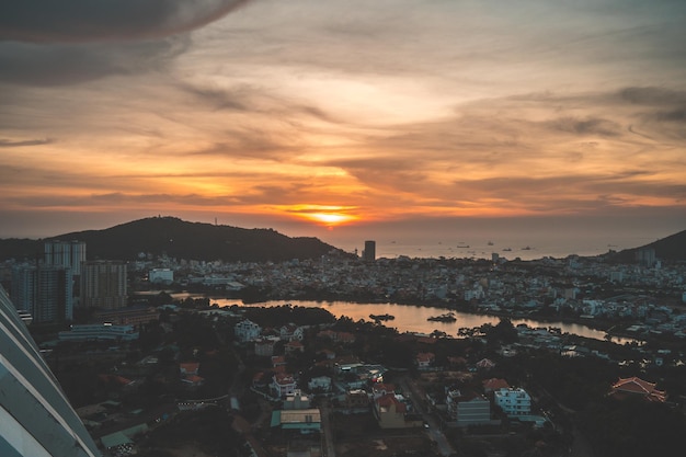 Panoramisch uitzicht op de kust van Vung Tau van bovenaf met golven kustlijn, straten kokospalmen