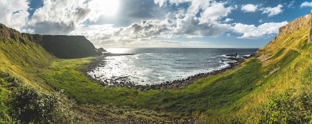 Panoramisch uitzicht op de kustlijn van noord-ierland, adembenemend iers landschap het groene gras